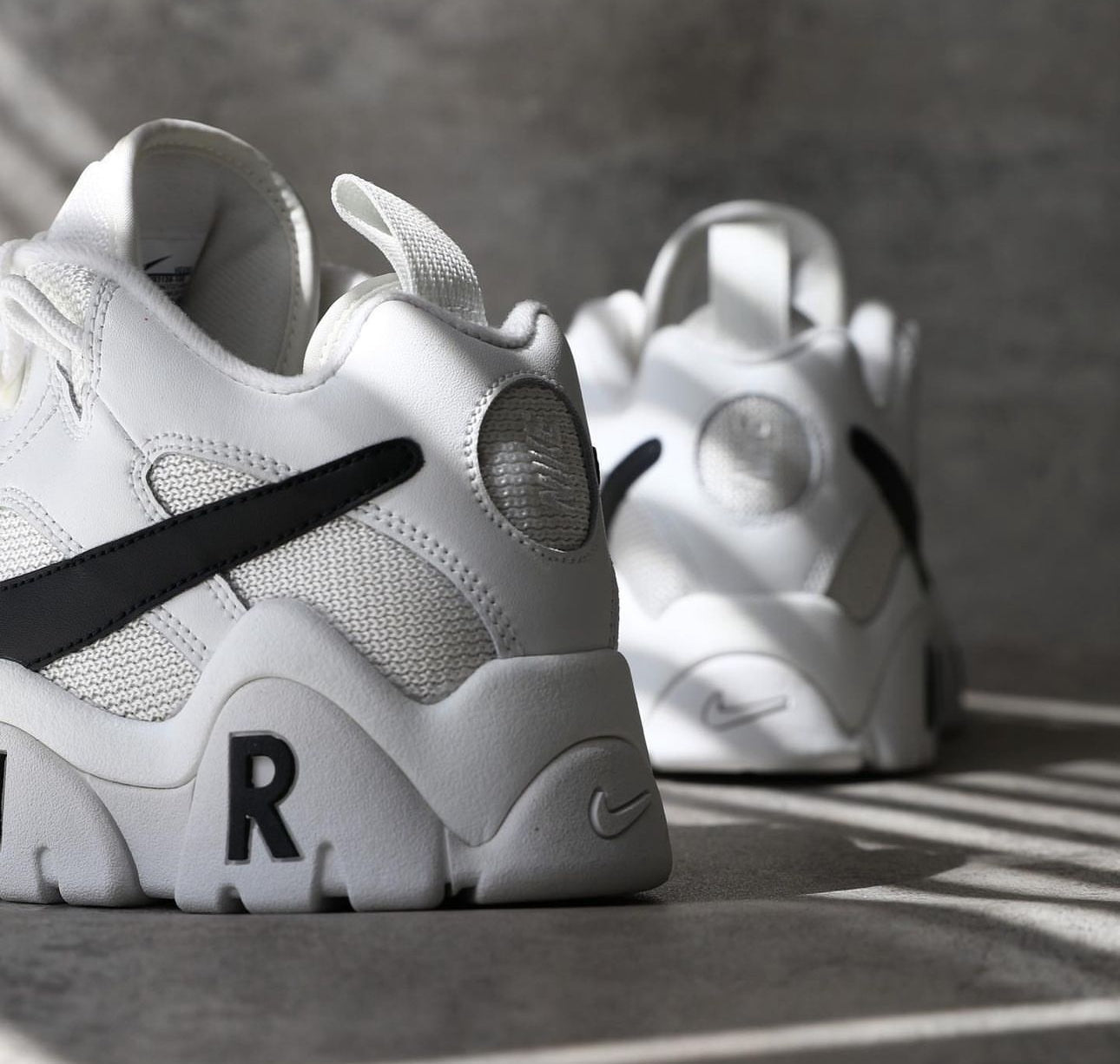 Air Barrage Low “ White/Black “