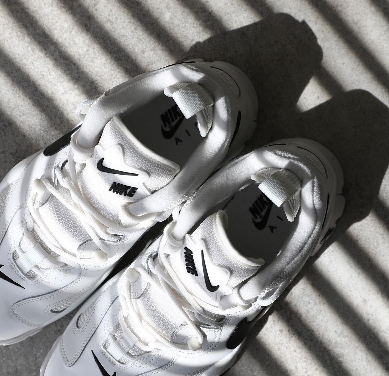 Air Barrage Low “ White/Black “
