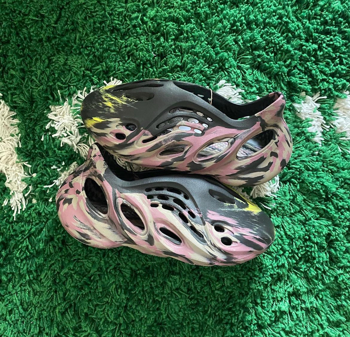 Yeezy Foam RNNR Mx Carbon