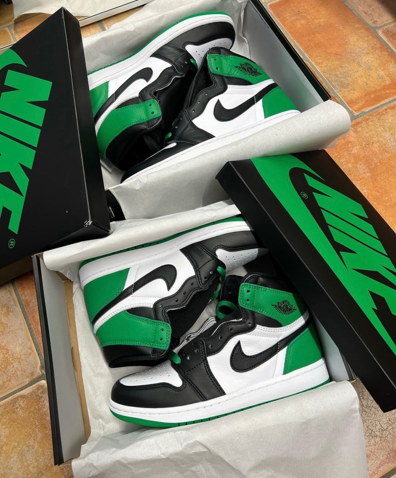 Air Jordan 1 High Black Lucky Green 2
