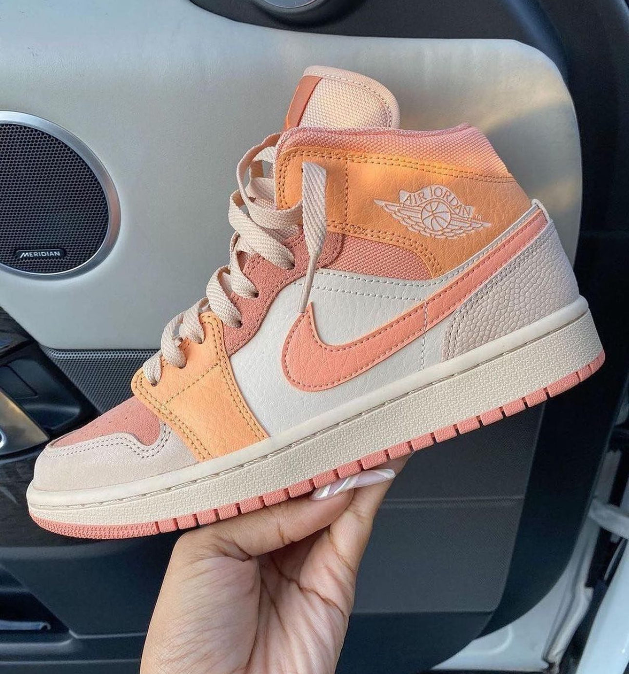 WMNS Air Jordan 1 Mid “ Apricot Orange “