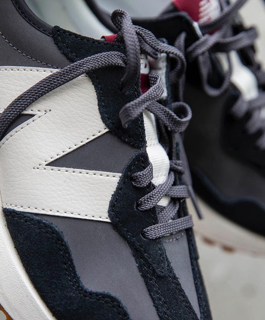 WMNs New Balance 327 Black Moonbeam
