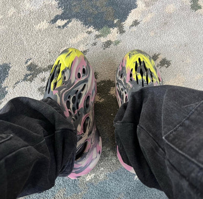 Yeezy Foam RNNR Mx Carbon