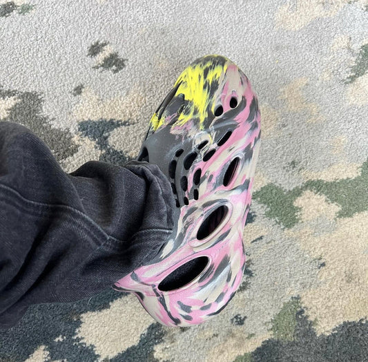 Yeezy Foam RNNR Mx Carbon