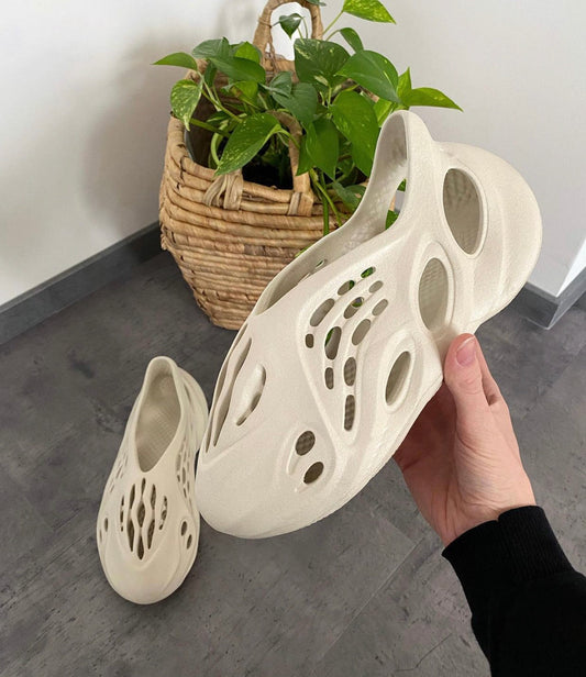 Yeezy Foam RNNR Sand